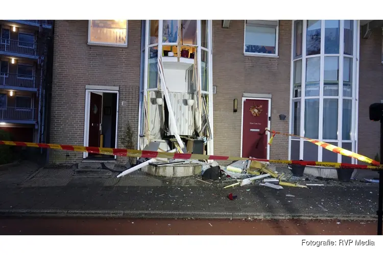 Auto botst tegen woning en veroorzaakt veel schade