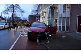Auto botst tegen woning en veroorzaakt veel schade