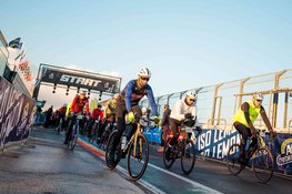 Omloop van Zandvoort bereikt maximale deelname: 4.000 fietsers, een volle grid en een vliegende start op het circuit