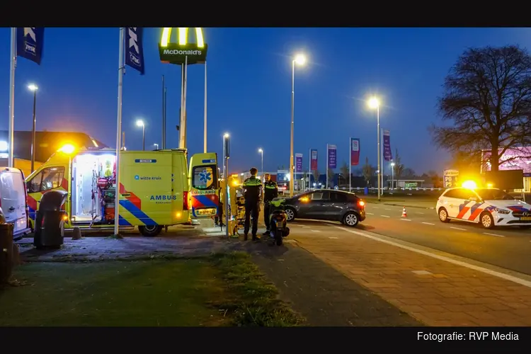 Scooterrijder naar ziekenhuis na ongeval met auto in Beverwijk