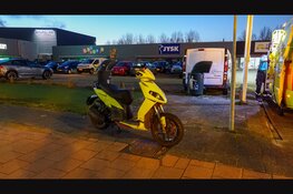 Scooterrijder naar ziekenhuis na ongeval met auto in Beverwijk