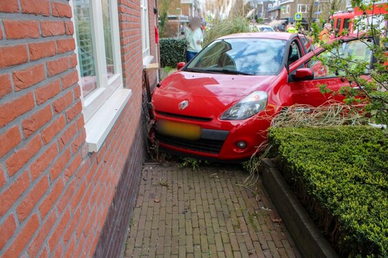 Auto rijdt tegen gevel van woning Bennebroek