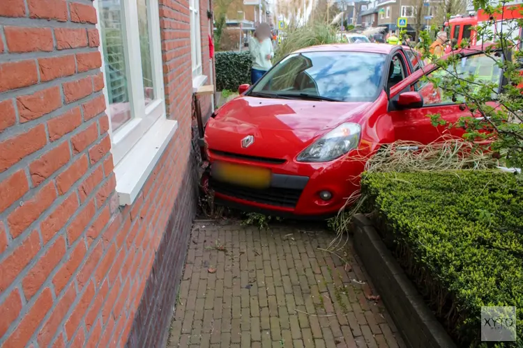Auto rijdt tegen gevel van woning Bennebroek