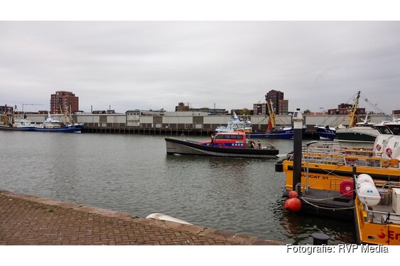 Slachtoffer gereanimeerd na grote zoekactie naar drenkeling in zeehaven van IJmuiden