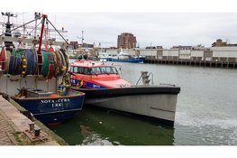 Slachtoffer gereanimeerd na grote zoekactie naar drenkeling in zeehaven van IJmuiden