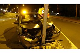 Auto botst op flitspaal in Heemskerk, bestuurder gewond