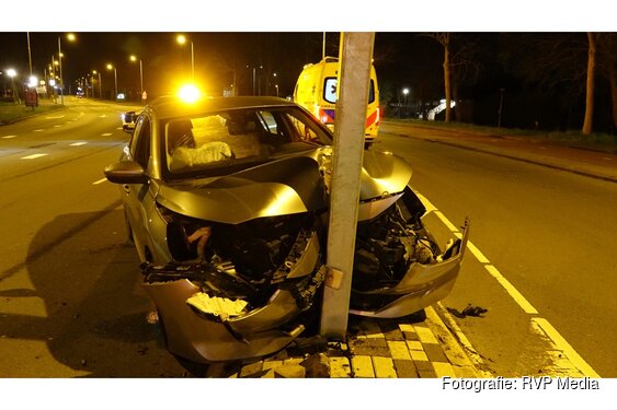 Auto botst op flitspaal in Heemskerk, bestuurder gewond