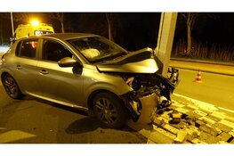 Auto botst op flitspaal in Heemskerk, bestuurder gewond