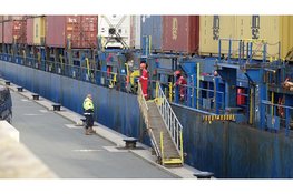 Vier verstekelingen van Liberiaans schip gehaald in haven van IJmuiden