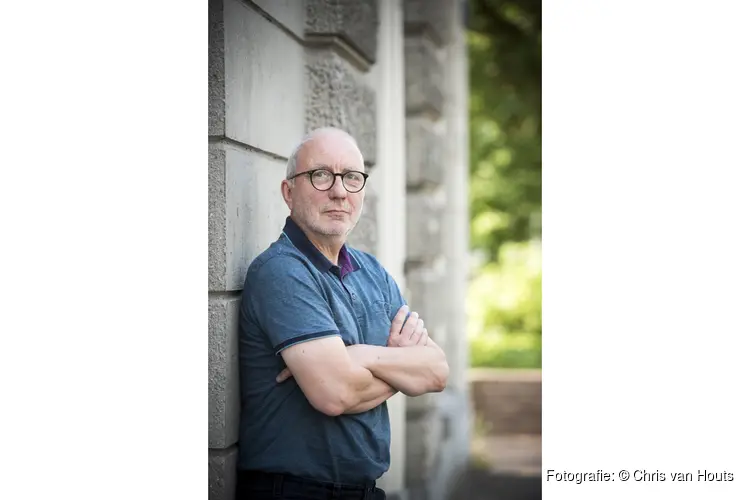 Kinderboekenschrijver Arend van Dam neemt kinderen en hun ouders mee in oorlogsverhalen in De Bibliotheek IJmuiden