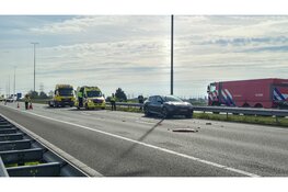 Auto afgebrand na botsing op snelweg bij Beverwijk