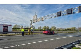 Auto afgebrand na botsing op snelweg bij Beverwijk