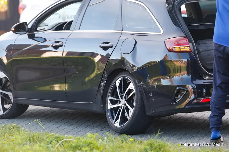 Schade na botsing bij wegversmalling in Heemskerk