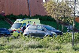 Schade na botsing bij wegversmalling in Heemskerk