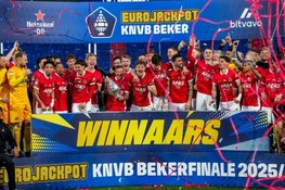 Huldiging bekerwinnaar AZ met bustour en feest bij stadion