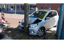 Auto botst tegen boom in Heemskerk