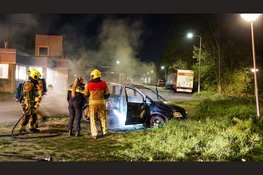 Persoon gewond en auto volledig in lichterlaaie op bedrijventerrein in Velsen-Noord