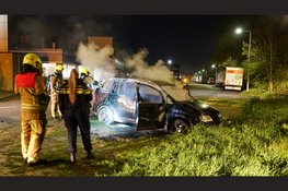 Persoon gewond en auto volledig in lichterlaaie op bedrijventerrein in Velsen-Noord