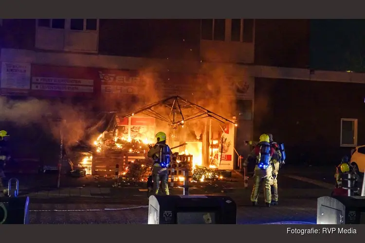 Uitslaande brand bij winkel in Beverwijk