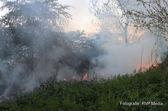 Natuurbrand bij begraafplaats in Beverwijk
