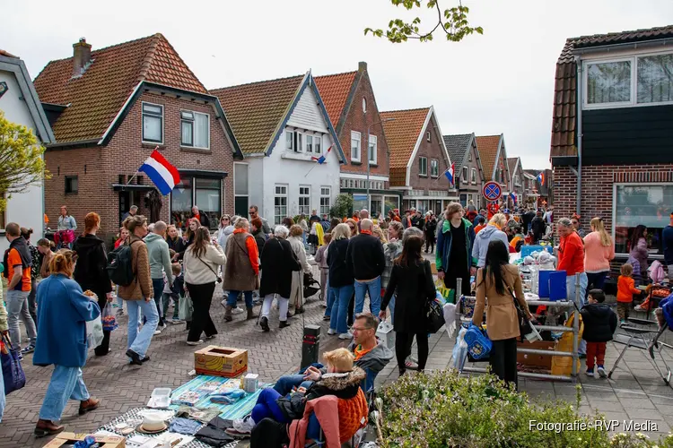 Oranjeplezier op de Bakkummerstraat: feest voor jong en oud in Castricum en Bakkum