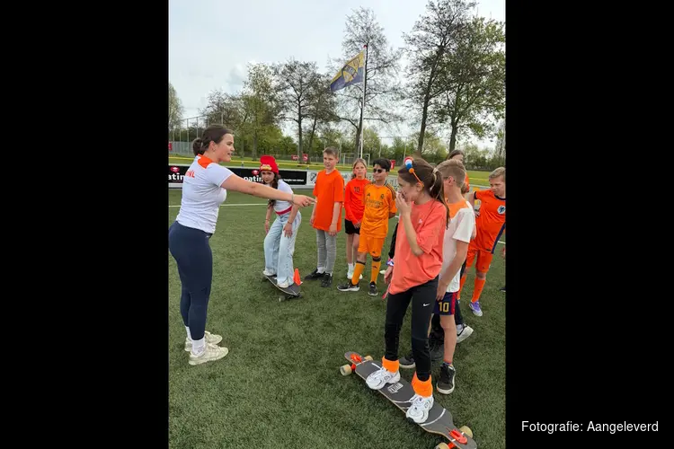 Topsporters inspireren leerlingen De Bareel tijdens feestelijke Koningsspelen