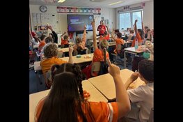 Topsporters inspireren leerlingen De Bareel tijdens feestelijke Koningsspelen