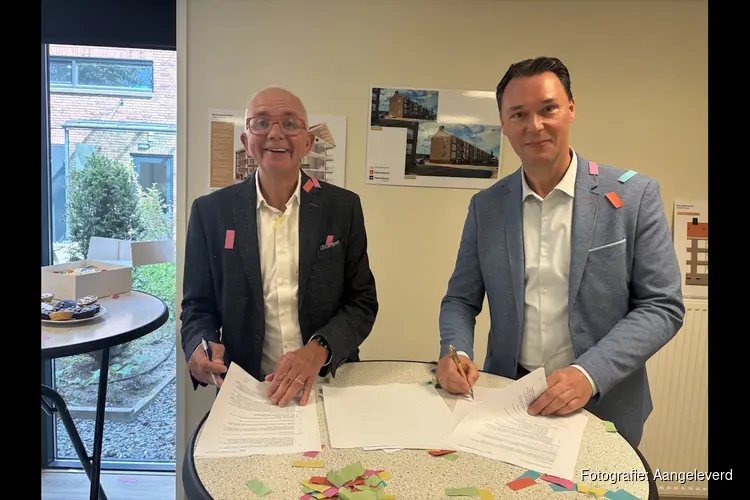 Ondertekening aannemersovereenkomst verduurzaming Pleiadenplantsoen 2 t/m 180 in IJmuiden