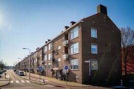 Ondertekening aannemersovereenkomst verduurzaming Pleiadenplantsoen 2 t/m 180 in IJmuiden