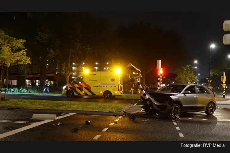 Forse schade na ongeval op kruising in Beverwijk