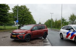 Schade en aanhouding na ongeval in Uitgeest