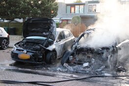 Auto's zwaar beschadigd na brand in Haarlem