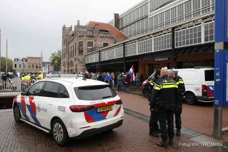 Demonstratie bij station in Haarlem