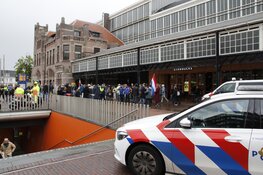 Demonstratie bij station in Haarlem