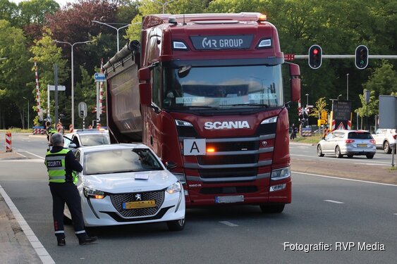 Auto beschadigd na aanrijding met vrachtwagen in Beverwijk