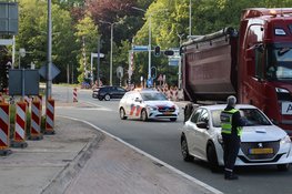 Auto beschadigd na aanrijding met vrachtwagen in Beverwijk