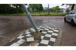 Automobilist wijkt uit voor overstekende kinderen en botst op lantaarnpaal in Heemskerk