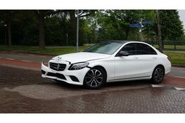 Automobilist wijkt uit voor overstekende kinderen en botst op lantaarnpaal in Heemskerk