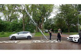 Automobilist wijkt uit voor overstekende kinderen en botst op lantaarnpaal in Heemskerk