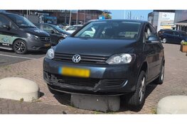 Auto rijdt zich vast op betonblok op parkeerplaats in Beverwijk