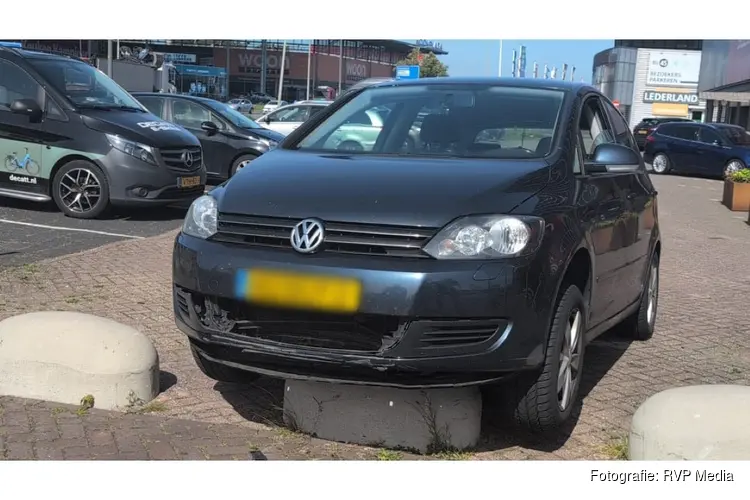 Auto rijdt zich vast op betonblok op parkeerplaats in Beverwijk
