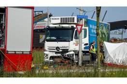 Automobilist overleden na botsing met vrachtwagen in Beverwijk