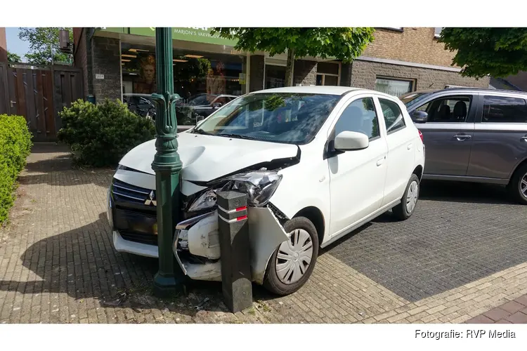 Auto vliegt uit bocht en ramt geparkeerde auto