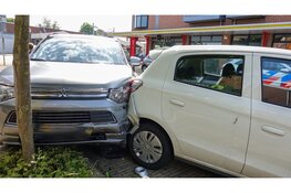 Auto vliegt uit bocht en ramt geparkeerde auto