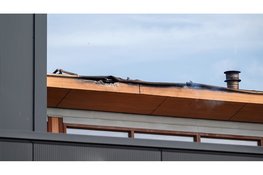 Veel rook bij brand op dak van woning Castricum