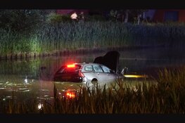 Voertuig te water, hulpdiensten zoeken naar automobilist