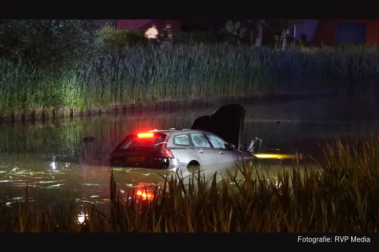 Voertuig te water, hulpdiensten zoeken naar automobilist