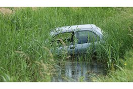 Auto belandt in sloot. Bestuurder naar het ziekenhuis