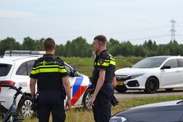 Auto belandt in sloot. Bestuurder naar het ziekenhuis