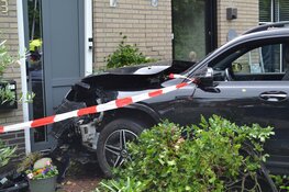 Vrouw ramt geparkeerde auto en woning in Heemskerk